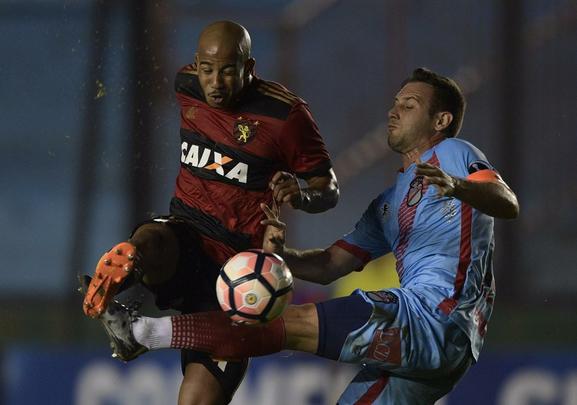 O Arsenal-ARG voltou para o segundo tempo ainda mais em cima, enquanto o Sport estava aptico. Merecidamente, os time argentino fez o segundo gol. O placar de 2 a 0 levaria a deciso para os pnaltis. J havia passado a hora do Leo reagir. E ele reagiu. Diego Souza fez a grande jogada e Andr marcou, colocando a equipe rubro-negra novamente nas oitavas de final da Sul-Americana