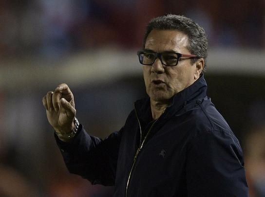 O Arsenal-ARG voltou para o segundo tempo ainda mais em cima, enquanto o Sport estava aptico. Merecidamente, os time argentino fez o segundo gol. O placar de 2 a 0 levaria a deciso para os pnaltis. J havia passado a hora do Leo reagir. E ele reagiu. Diego Souza fez a grande jogada e Andr marcou, colocando a equipe rubro-negra novamente nas oitavas de final da Sul-Americana