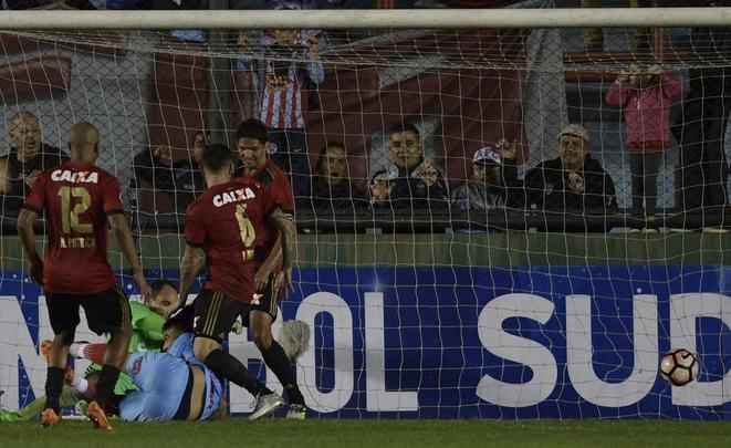 O Arsenal-ARG voltou para o segundo tempo ainda mais em cima, enquanto o Sport estava aptico. Merecidamente, os time argentino fez o segundo gol. O placar de 2 a 0 levaria a deciso para os pnaltis. J havia passado a hora do Leo reagir. E ele reagiu. Diego Souza fez a grande jogada e Andr marcou, colocando a equipe rubro-negra novamente nas oitavas de final da Sul-Americana