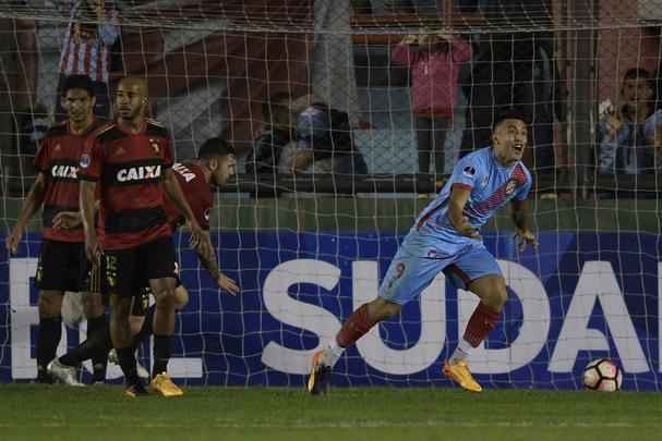 O Arsenal-ARG voltou para o segundo tempo ainda mais em cima, enquanto o Sport estava aptico. Merecidamente, os time argentino fez o segundo gol. O placar de 2 a 0 levaria a deciso para os pnaltis. J havia passado a hora do Leo reagir. E ele reagiu. Diego Souza fez a grande jogada e Andr marcou, colocando a equipe rubro-negra novamente nas oitavas de final da Sul-Americana