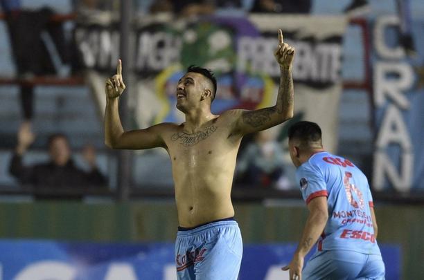 O Arsenal-ARG voltou para o segundo tempo ainda mais em cima, enquanto o Sport estava aptico. Merecidamente, os time argentino fez o segundo gol. O placar de 2 a 0 levaria a deciso para os pnaltis. J havia passado a hora do Leo reagir. E ele reagiu. Diego Souza fez a grande jogada e Andr marcou, colocando a equipe rubro-negra novamente nas oitavas de final da Sul-Americana