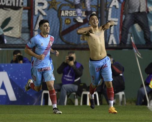 O Arsenal-ARG voltou para o segundo tempo ainda mais em cima, enquanto o Sport estava aptico. Merecidamente, os time argentino fez o segundo gol. O placar de 2 a 0 levaria a deciso para os pnaltis. J havia passado a hora do Leo reagir. E ele reagiu. Diego Souza fez a grande jogada e Andr marcou, colocando a equipe rubro-negra novamente nas oitavas de final da Sul-Americana