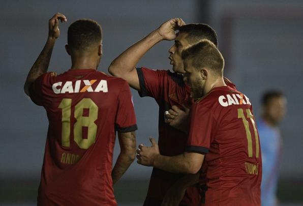 Mesmo com a vantagem da vitria por 2 a 0 na Ilha do Retiro, Sport foi at a Argentina e teve uma postura de no esperar o adversrio. O Leo teve boa presena ofensiva, mas no foi efetivo a ponto de levar perigo  meta do goleiro Santillo. J o Arsenal-ARG, precisando fazer gols, mostrou mais uma vez carncia tcnica, mas disposio de sobra. E foi assim que, no fim do primeiro tempo, os argentinos saram na frente do placar, com um gol de Brunetta.
