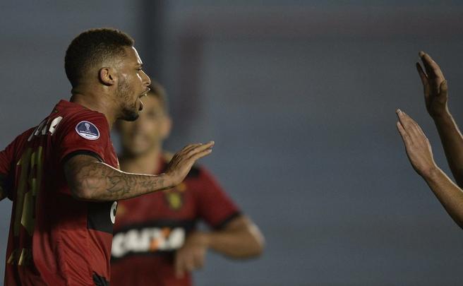 Mesmo com a vantagem da vitria por 2 a 0 na Ilha do Retiro, Sport foi at a Argentina e teve uma postura de no esperar o adversrio. O Leo teve boa presena ofensiva, mas no foi efetivo a ponto de levar perigo  meta do goleiro Santillo. J o Arsenal-ARG, precisando fazer gols, mostrou mais uma vez carncia tcnica, mas disposio de sobra. E foi assim que, no fim do primeiro tempo, os argentinos saram na frente do placar, com um gol de Brunetta.