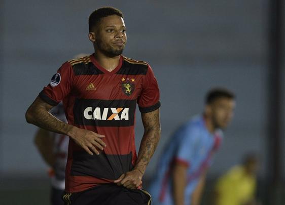 Mesmo com a vantagem da vitria por 2 a 0 na Ilha do Retiro, Sport foi at a Argentina e teve uma postura de no esperar o adversrio. O Leo teve boa presena ofensiva, mas no foi efetivo a ponto de levar perigo  meta do goleiro Santillo. J o Arsenal-ARG, precisando fazer gols, mostrou mais uma vez carncia tcnica, mas disposio de sobra. E foi assim que, no fim do primeiro tempo, os argentinos saram na frente do placar, com um gol de Brunetta.