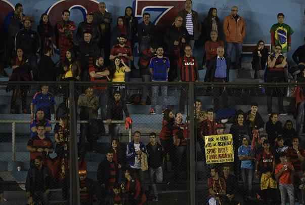 Mesmo com o Sport jogando longe de casa, torcida rubro-negra compareceu  Argentina para apoiar o time e saiu feliz com a classificao para a prxima fase da Sul-Americana