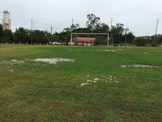 O Náutico teve que treinar nesta sexta-feira em Carpina por não ter nenhum dos campos do CT Wilson Campos à disposição. A reportagem do Superesportes esteve no local para a coletiva do técnico Beto Campos, realizada antes da viagem do time para o interior. Após a entrevista, verificamos as condições do campos do local. Alagados, nenhum deles, realmente, poderia receber um treinamento da equipe