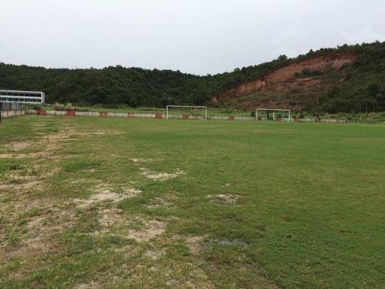 O Nutico teve que treinar nesta sexta-feira em Carpina por no ter nenhum dos campos do CT Wilson Campos  disposio. A reportagem do Superesportes esteve no local para a coletiva do tcnico Beto Campos, realizada antes da viagem do time para o interior. Aps a entrevista, verificamos as condies do campos do local. Alagados, nenhum deles, realmente, poderia receber um treinamento da equipe