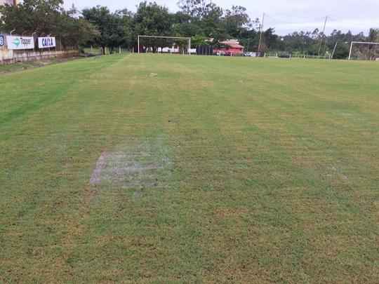 O Nutico teve que treinar nesta sexta-feira em Carpina por no ter nenhum dos campos do CT Wilson Campos  disposio. A reportagem do Superesportes esteve no local para a coletiva do tcnico Beto Campos, realizada antes da viagem do time para o interior. Aps a entrevista, verificamos as condies do campos do local. Alagados, nenhum deles, realmente, poderia receber um treinamento da equipe