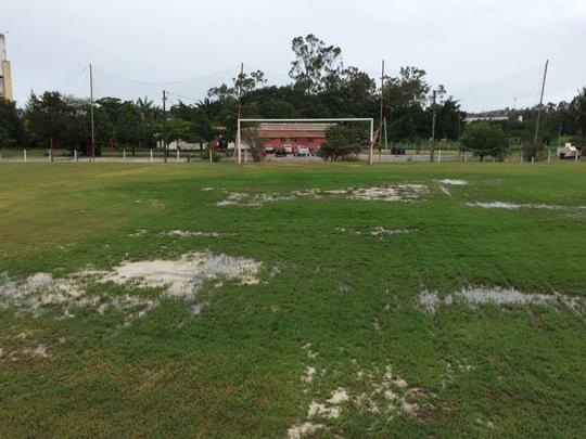 O Náutico teve que treinar nesta sexta-feira em Carpina por não ter nenhum dos campos do CT Wilson Campos à disposição. A reportagem do Superesportes esteve no local para a coletiva do técnico Beto Campos, realizada antes da viagem do time para o interior. Após a entrevista, verificamos as condições do campos do local. Alagados, nenhum deles, realmente, poderia receber um treinamento da equipe
