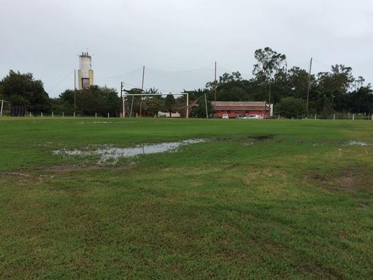 O Náutico teve que treinar nesta sexta-feira em Carpina por não ter nenhum dos campos do CT Wilson Campos à disposição. A reportagem do Superesportes esteve no local para a coletiva do técnico Beto Campos, realizada antes da viagem do time para o interior. Após a entrevista, verificamos as condições do campos do local. Alagados, nenhum deles, realmente, poderia receber um treinamento da equipe