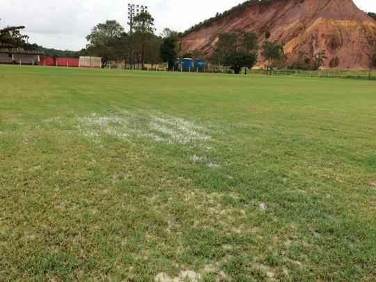 O Náutico teve que treinar nesta sexta-feira em Carpina por não ter nenhum dos campos do CT Wilson Campos à disposição. A reportagem do Superesportes esteve no local para a coletiva do técnico Beto Campos, realizada antes da viagem do time para o interior. Após a entrevista, verificamos as condições do campos do local. Alagados, nenhum deles, realmente, poderia receber um treinamento da equipe