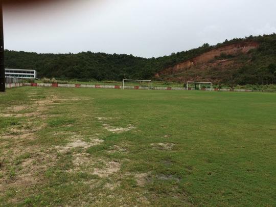 O Náutico teve que treinar nesta sexta-feira em Carpina por não ter nenhum dos campos do CT Wilson Campos à disposição. A reportagem do Superesportes esteve no local para a coletiva do técnico Beto Campos, realizada antes da viagem do time para o interior. Após a entrevista, verificamos as condições do campos do local. Alagados, nenhum deles, realmente, poderia receber um treinamento da equipe
