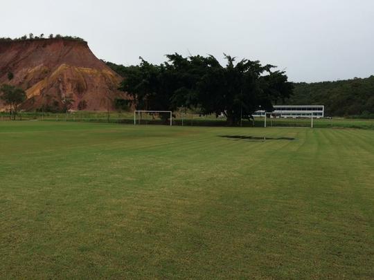 O Náutico teve que treinar nesta sexta-feira em Carpina por não ter nenhum dos campos do CT Wilson Campos à disposição. A reportagem do Superesportes esteve no local para a coletiva do técnico Beto Campos, realizada antes da viagem do time para o interior. Após a entrevista, verificamos as condições do campos do local. Alagados, nenhum deles, realmente, poderia receber um treinamento da equipe