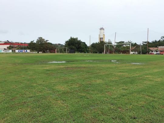 O Náutico teve que treinar nesta sexta-feira em Carpina por não ter nenhum dos campos do CT Wilson Campos à disposição. A reportagem do Superesportes esteve no local para a coletiva do técnico Beto Campos, realizada antes da viagem do time para o interior. Após a entrevista, verificamos as condições do campos do local. Alagados, nenhum deles, realmente, poderia receber um treinamento da equipe