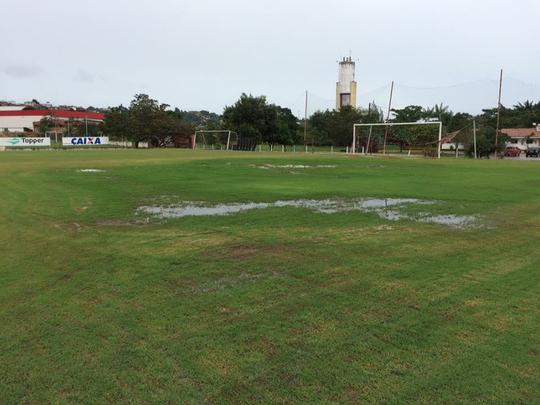 O Náutico teve que treinar nesta sexta-feira em Carpina por não ter nenhum dos campos do CT Wilson Campos à disposição. A reportagem do Superesportes esteve no local para a coletiva do técnico Beto Campos, realizada antes da viagem do time para o interior. Após a entrevista, verificamos as condições do campos do local. Alagados, nenhum deles, realmente, poderia receber um treinamento da equipe