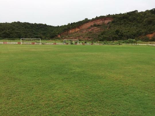 O Náutico teve que treinar nesta sexta-feira em Carpina por não ter nenhum dos campos do CT Wilson Campos à disposição. A reportagem do Superesportes esteve no local para a coletiva do técnico Beto Campos, realizada antes da viagem do time para o interior. Após a entrevista, verificamos as condições do campos do local. Alagados, nenhum deles, realmente, poderia receber um treinamento da equipe