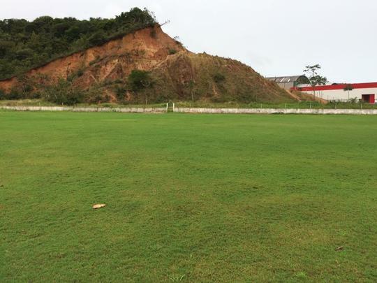 O Náutico teve que treinar nesta sexta-feira em Carpina por não ter nenhum dos campos do CT Wilson Campos à disposição. A reportagem do Superesportes esteve no local para a coletiva do técnico Beto Campos, realizada antes da viagem do time para o interior. Após a entrevista, verificamos as condições do campos do local. Alagados, nenhum deles, realmente, poderia receber um treinamento da equipe