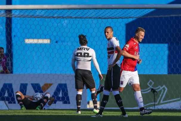 Santa Cruz perde de 4 a 0 para o Paraná fora de casa, pela 17ª rodada do Brasileiro da Série B