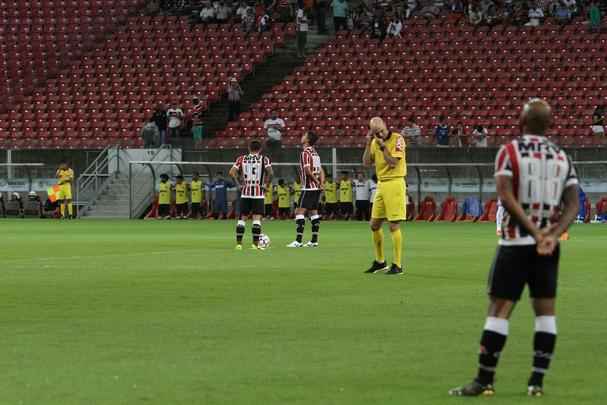 Santa Cruz passou um pouco de sufoco no incio do jogo, mas conseguiu terminar o primeiro tempo em vantagem no placar, aps gol de pnalti marcado por Ricardo Bueno.