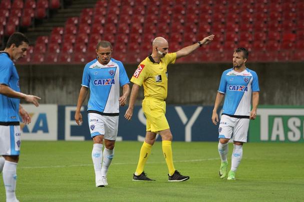 Santa Cruz passou um pouco de sufoco no incio do jogo, mas conseguiu terminar o primeiro tempo em vantagem no placar, aps gol de pnalti marcado por Ricardo Bueno.