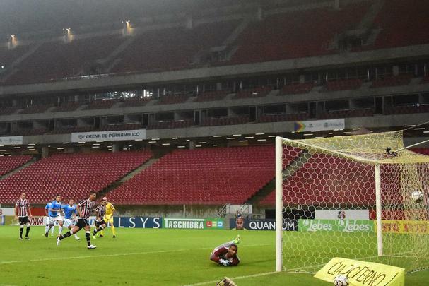 Santa Cruz passou um pouco de sufoco no incio do jogo, mas conseguiu terminar o primeiro tempo em vantagem no placar, aps gol de pnalti marcado por Ricardo Bueno.