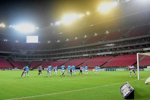 Santa Cruz passou um pouco de sufoco no incio do jogo, mas conseguiu terminar o primeiro tempo em vantagem no placar, aps gol de pnalti marcado por Ricardo Bueno.