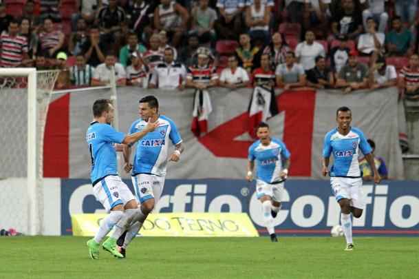 Logo no incio do 2 tempo, Tricolor no conseguiu segurar o Paysandu, que chegou ao empate com belo gol de falta de Ayrton. Santa cruz ainda teve o goleiro Julio Cesar expulso, aps cometer falta fora da rea. Jacsson foi acionado.