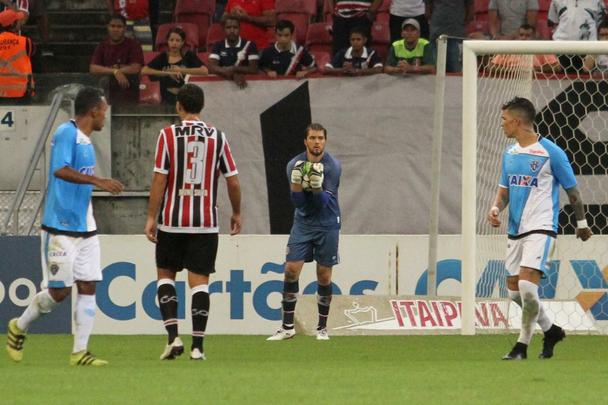 Logo no incio do 2 tempo, Tricolor no conseguiu segurar o Paysandu, que chegou ao empate com belo gol de falta de Ayrton. Santa cruz ainda teve o goleiro Julio Cesar expulso, aps cometer falta fora da rea. Jacsson foi acionado.