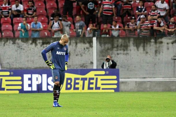 Logo no incio do 2 tempo, Tricolor no conseguiu segurar o Paysandu, que chegou ao empate com belo gol de falta de Ayrton. Santa cruz ainda teve o goleiro Julio Cesar expulso, aps cometer falta fora da rea. Jacsson foi acionado.