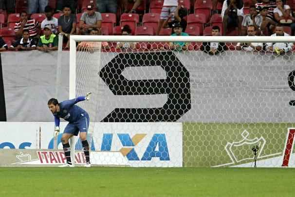Logo no incio do 2 tempo, Tricolor no conseguiu segurar o Paysandu, que chegou ao empate com belo gol de falta de Ayrton. Santa cruz ainda teve o goleiro Julio Cesar expulso, aps cometer falta fora da rea. Jacsson foi acionado.