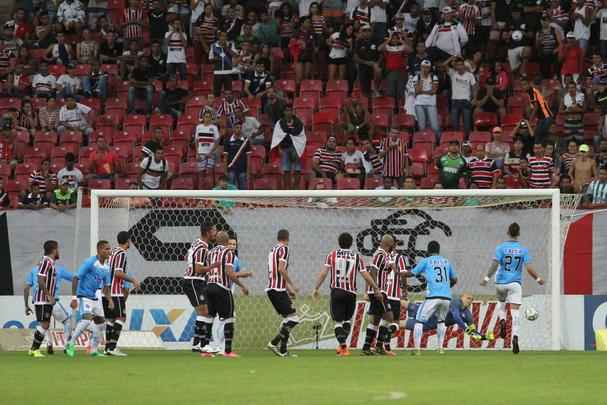 Logo no incio do 2 tempo, Tricolor no conseguiu segurar o Paysandu, que chegou ao empate com belo gol de falta de Ayrton. Santa cruz ainda teve o goleiro Julio Cesar expulso, aps cometer falta fora da rea. Jacsson foi acionado.