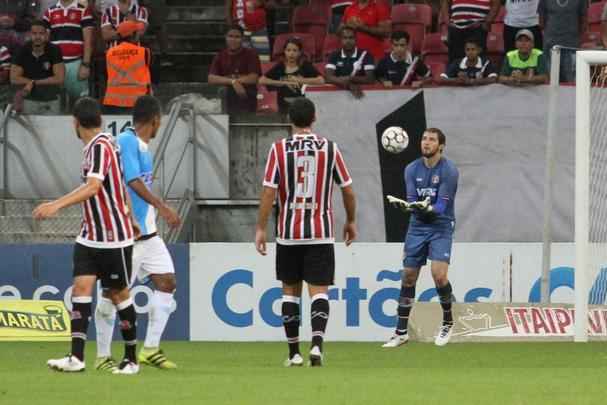 Logo no incio do 2 tempo, Tricolor no conseguiu segurar o Paysandu, que chegou ao empate com belo gol de falta de Ayrton. Santa cruz ainda teve o goleiro Julio Cesar expulso, aps cometer falta fora da rea. Jacsson foi acionado.