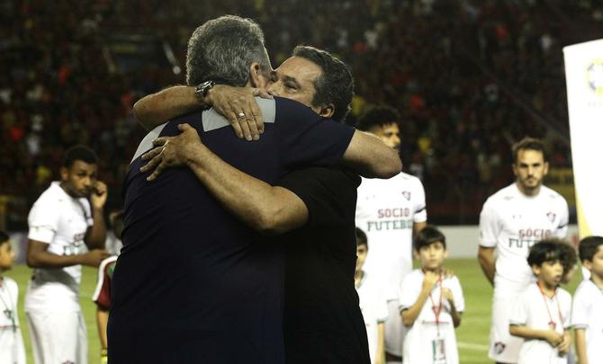 Abel Braga foi recebido sob aplausos quando subiu ao gramado e se emocionou com homenagem da torcida rubro-negra