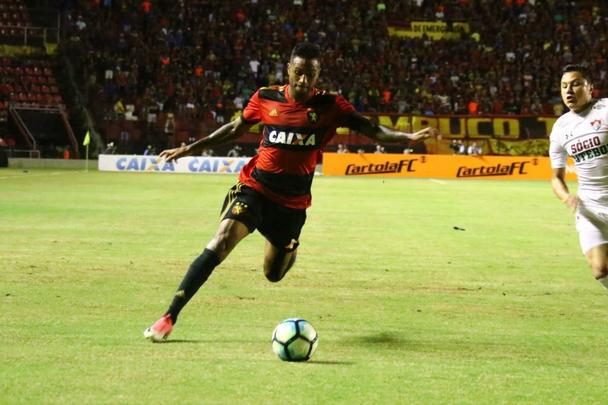 Abel Braga foi recebido sob aplausos quando subiu ao gramado e se emocionou com homenagem da torcida rubro-negra