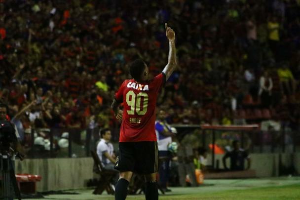 Abel Braga foi recebido sob aplausos quando subiu ao gramado e se emocionou com homenagem da torcida rubro-negra