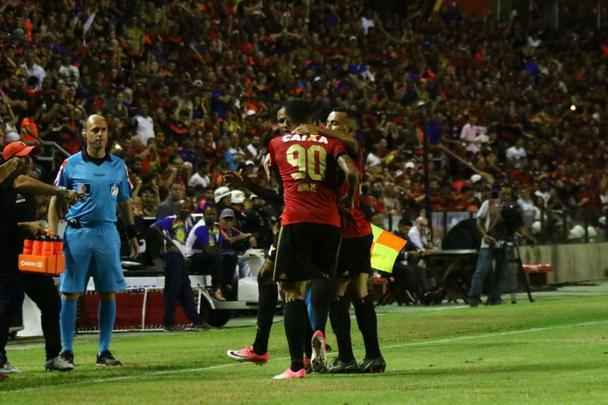 Abel Braga foi recebido sob aplausos quando subiu ao gramado e se emocionou com homenagem da torcida rubro-negra