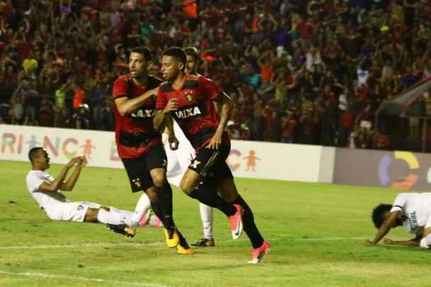 Abel Braga foi recebido sob aplausos quando subiu ao gramado e se emocionou com homenagem da torcida rubro-negra