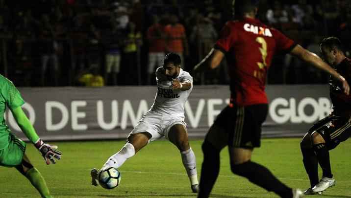 
Abel Braga foi recebido sob aplausos quando subiu ao gramado e se emocionou com homenagem da torcida rubro-negra