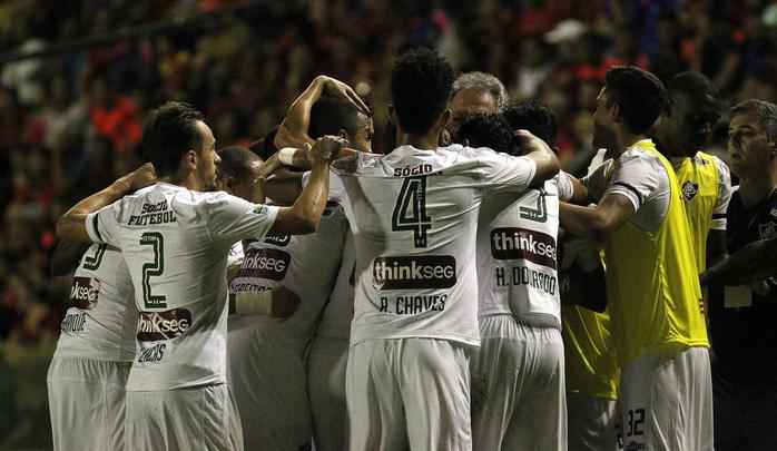 
Abel Braga foi recebido sob aplausos quando subiu ao gramado e se emocionou com homenagem da torcida rubro-negra