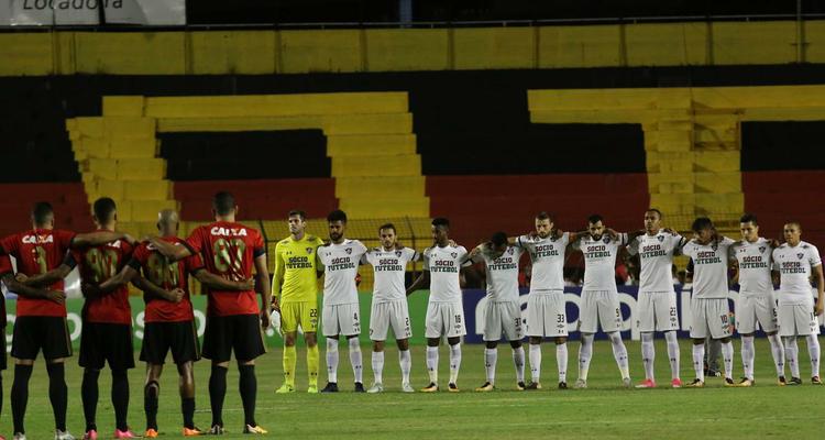 
Abel Braga foi recebido sob aplausos quando subiu ao gramado e se emocionou com homenagem da torcida rubro-negra