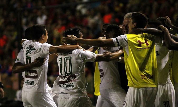 
Abel Braga foi recebido sob aplausos quando subiu ao gramado e se emocionou com homenagem da torcida rubro-negra