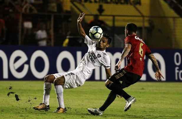 
Abel Braga foi recebido sob aplausos quando subiu ao gramado e se emocionou com homenagem da torcida rubro-negra