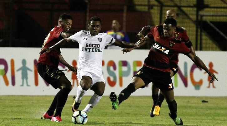 
Abel Braga foi recebido sob aplausos quando subiu ao gramado e se emocionou com homenagem da torcida rubro-negra