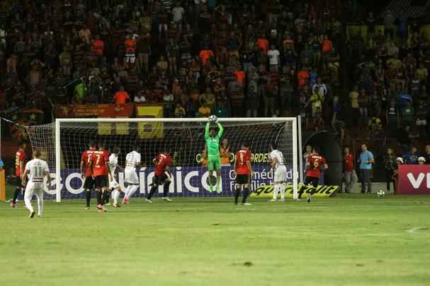 Abel Braga foi recebido sob aplausos quando subiu ao gramado e se emocionou com homenagem da torcida rubro-negra