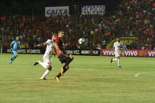 Abel Braga foi recebido sob aplausos quando subiu ao gramado e se emocionou com homenagem da torcida rubro-negra