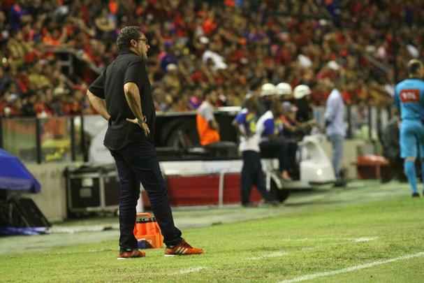 Abel Braga foi recebido sob aplausos quando subiu ao gramado e se emocionou com homenagem da torcida rubro-negra