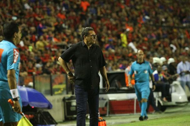Abel Braga foi recebido sob aplausos quando subiu ao gramado e se emocionou com homenagem da torcida rubro-negra