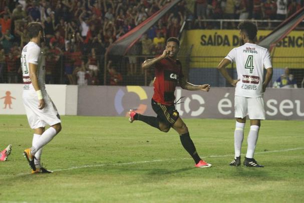 Abel Braga foi recebido sob aplausos quando subiu ao gramado e se emocionou com homenagem da torcida rubro-negra