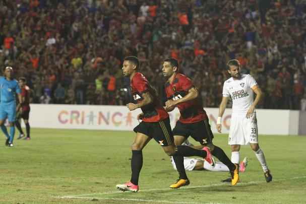 Abel Braga foi recebido sob aplausos quando subiu ao gramado e se emocionou com homenagem da torcida rubro-negra